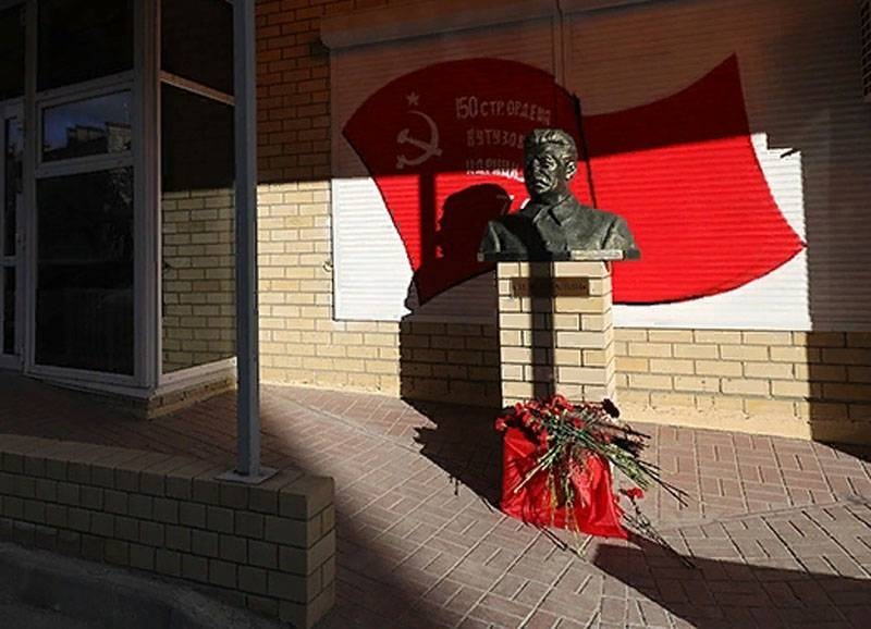 Волгоградские коммунисты открыли памятник Сталину