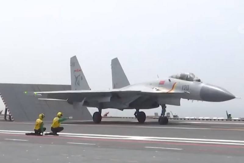 Китай показал полёты истребителей J-15 с палубы нового авианосца  «Шаньдун»