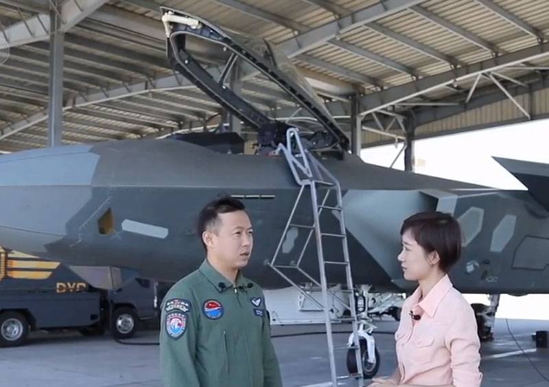 На китайском ТВ назвали средний возраст пилотов истребителей J-20