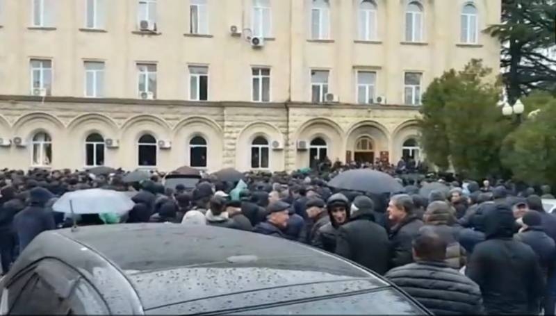 Штурм администрации президента в Абхазии. Активисты оппозиции вставят выбитые стёкла за свой счёт