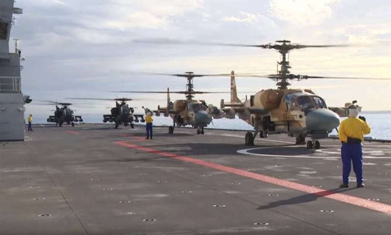 Вертолёты Ка-52 и AH-64D Apache показаны на палубе УДК «Мистраль» ВМС Египта в ходе учений