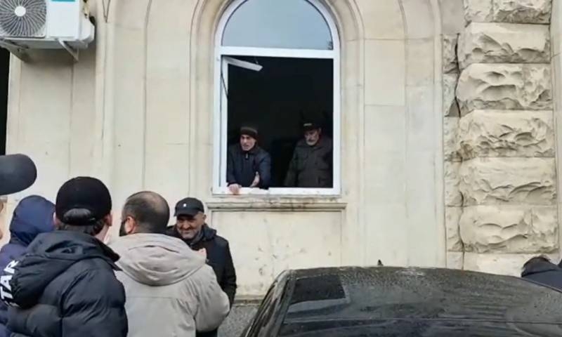 Штурм администрации президента в Абхазии. Активисты оппозиции вставят выбитые стёкла за свой счёт