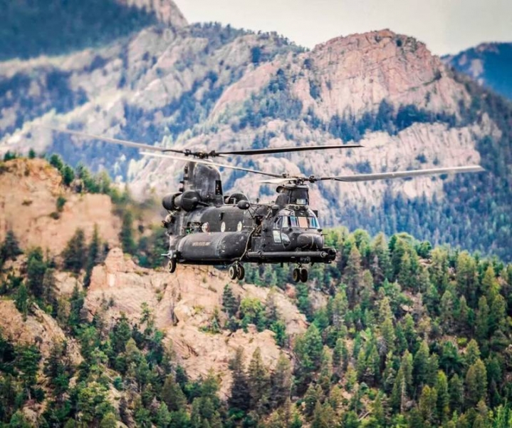 В США показали фото вертолёта MH-47G Chinook с лазерной системой противодействия ракетам