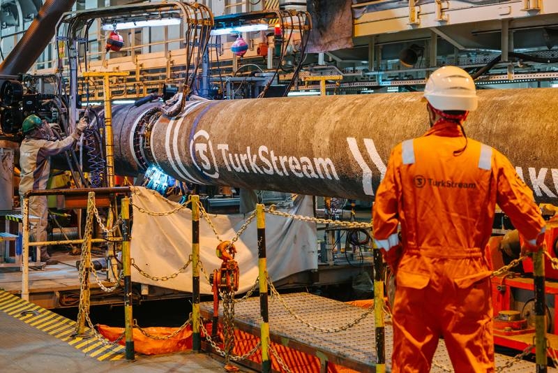Российский газ начал поступать в Европу по новому маршруту, «старый» тоже в действии