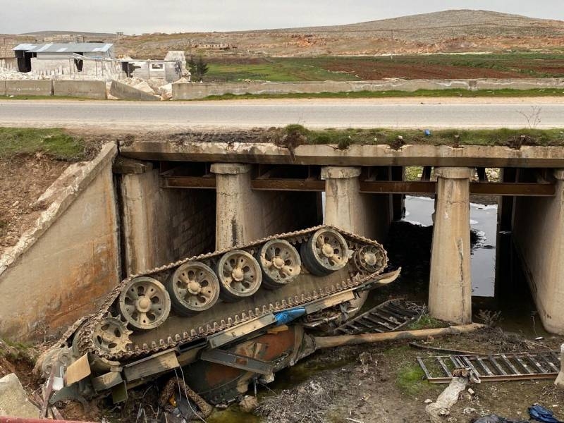 Небоевая потеря: Танк САА упал с моста в Идлибе вместе с экипажем