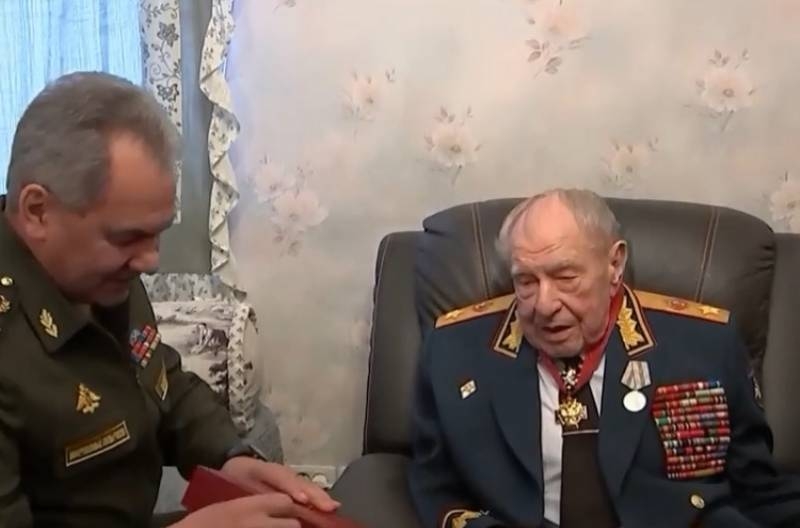Шойгу вручил награды последнему министру обороны СССР