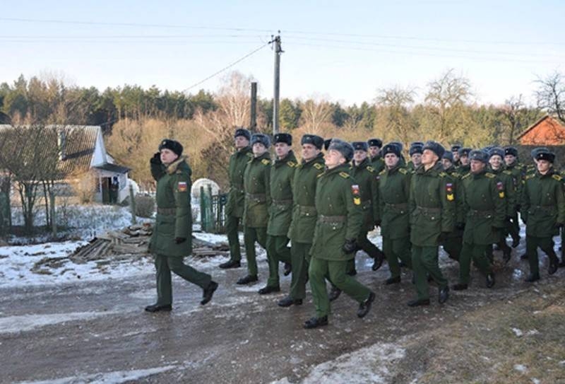 Офицеры и курсанты академии ПВО провели парад для ветерана ВОВ