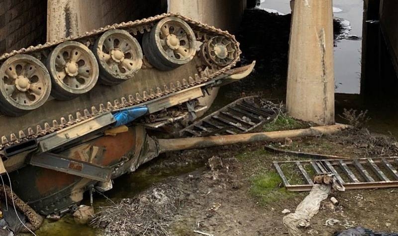 Небоевая потеря: Танк САА упал с моста в Идлибе вместе с экипажем