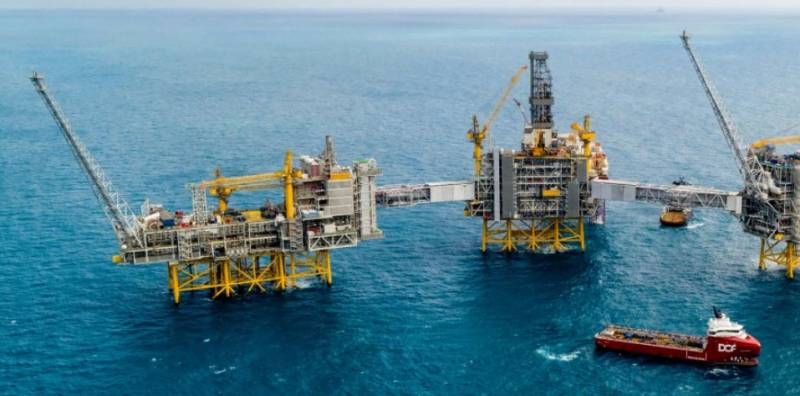 Впервые с начала 90-х цены на нефть рухнули почти на треть