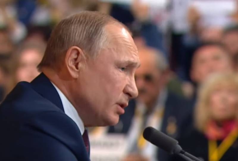 Песков назвал факторы, от которых зависит решение Путина о выставлении кандидатуры в 2024 году