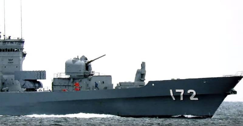 Эсминец ВМС Японии столкнулся с китайским рыболовецким судном и получил пробоину