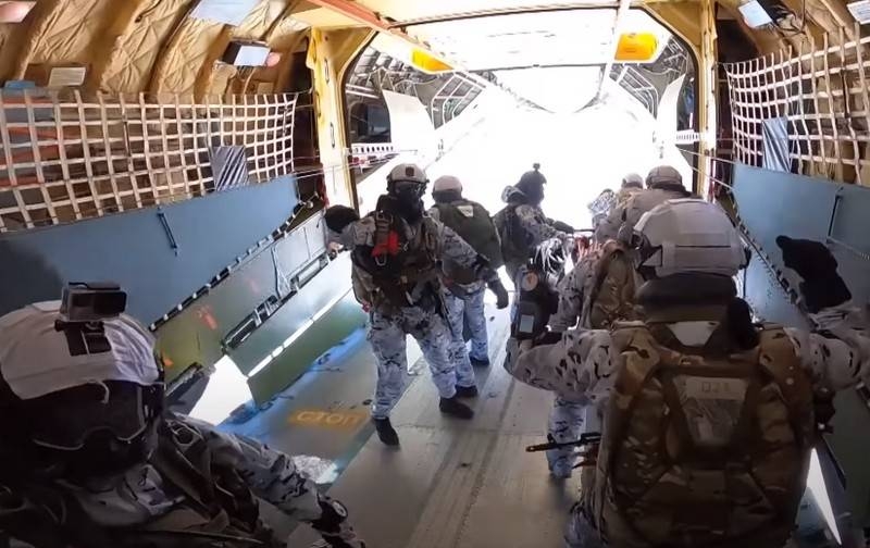 В Сети появилось видео высотного десантирования российских десантников