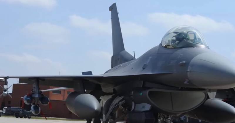 В США произведут для Болгарии 8 истребителей F-16V, в Польше усомнились в целесообразности сделки