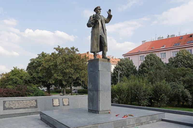В Праге снесли памятник советскому маршалу Ивану Коневу