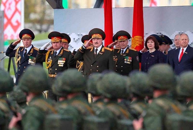 Чешская пресса: Путин 9 мая был на фоне горстки солдат, а Лукашенко - с генералами и тысячами военных