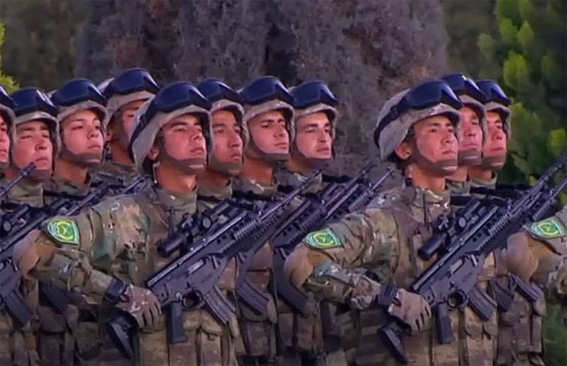 В сети обсуждается колоритный военный парад в Туркмении, посвящённый 75-летию Победы
