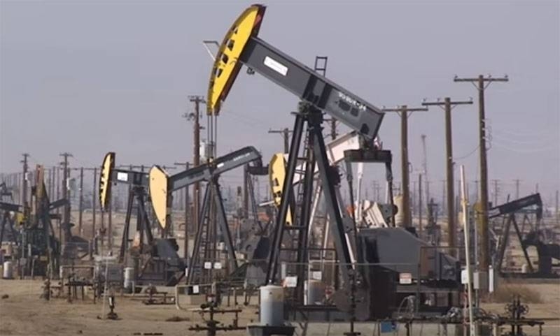 США приходится работать вместе с Саудовской Аравией и Россией в плане сокращения нефтедобычи
