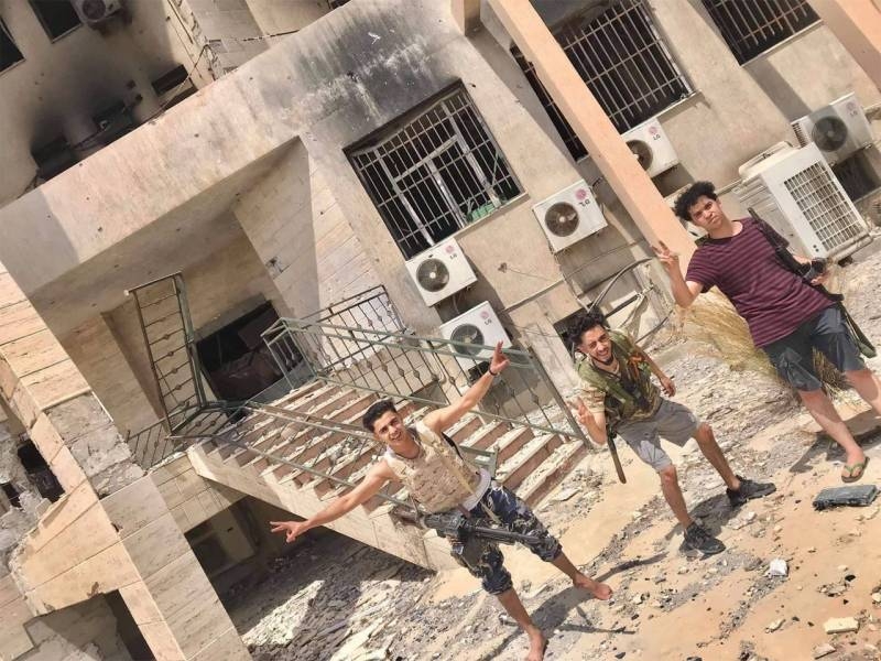 «Босиком, но с пулемётом»: в сети иронизируют над постановочным фото «героев ПНС» в Ливии