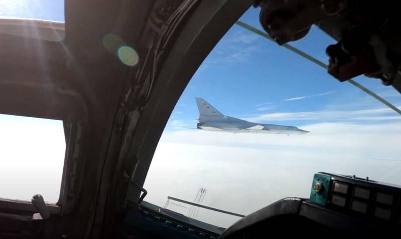 В Сети появилось видео полета пары Ту-22М3 над акваторией Чёрного моря