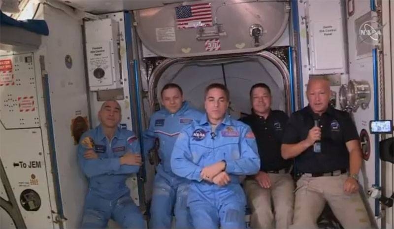 «Фыркал всю дорогу»: Астронавты США рассказали о полёте Crew Dragon к МКС