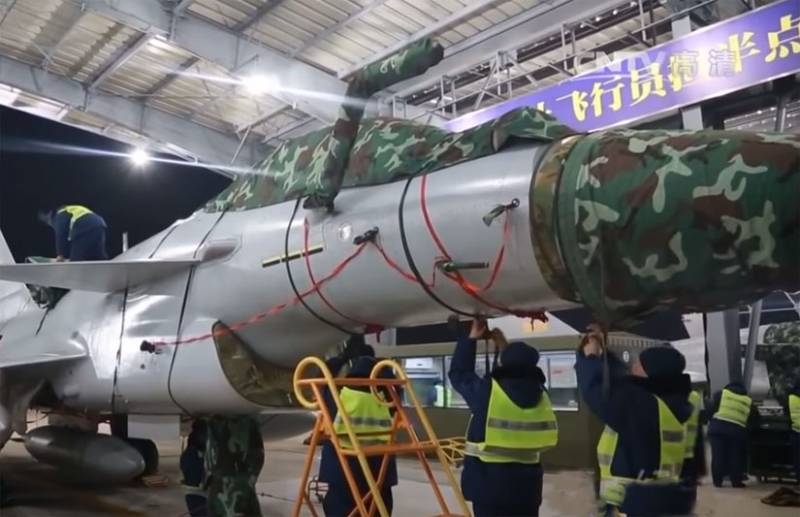 В Китае решили сравнить истребители Су-35 и J-10C в тренировочном воздушном бою