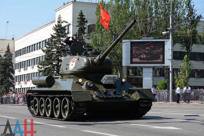 Военные парады в честь 75-летия Великой Победы завершились в Донецке и Луганске