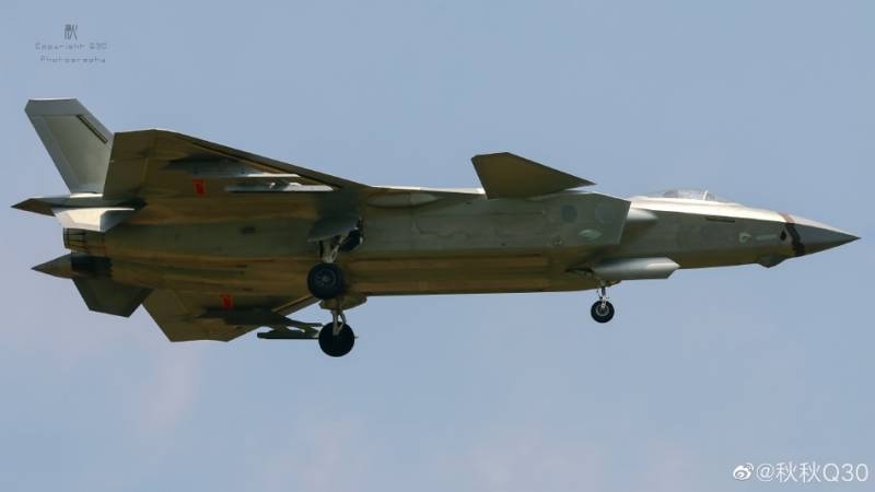 В Китае возник спор вокруг нового фото истребителя J-20