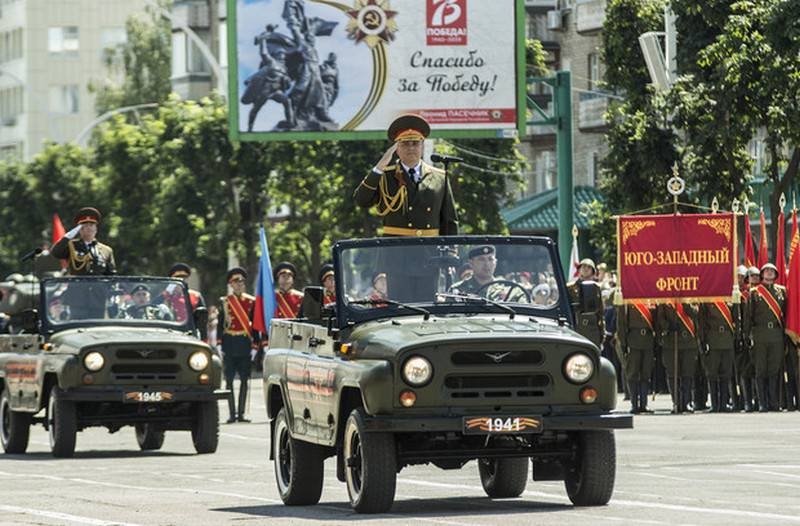 Военные парады в честь 75-летия Великой Победы завершились в Донецке и Луганске