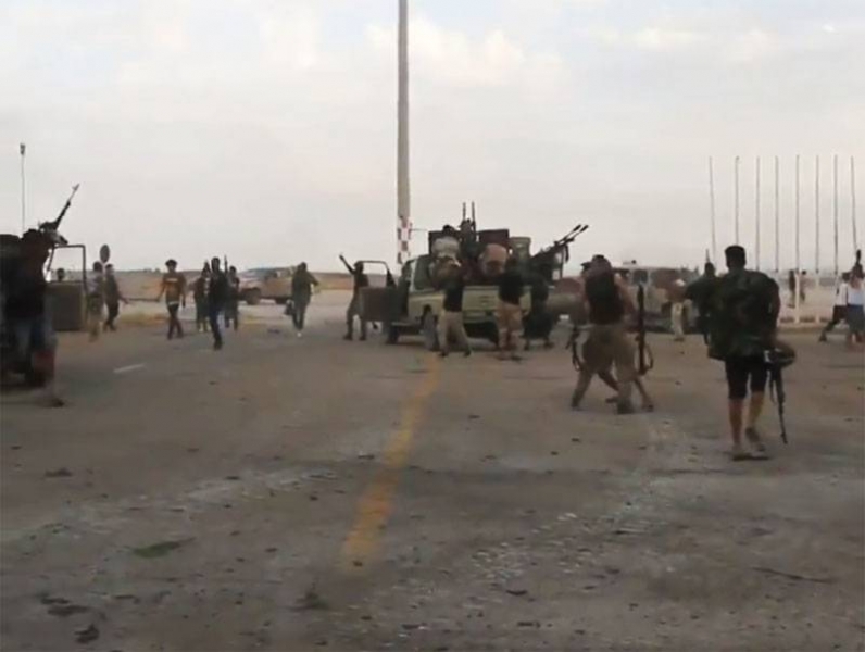 Появились видеоролики из взятого ПНС аэропорта Триполи