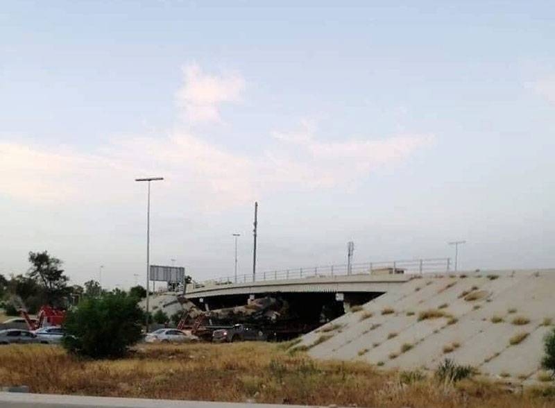Вертолёт Ми-35 застрял под мостом при попытке транспортировки силами ПНС в Ливии