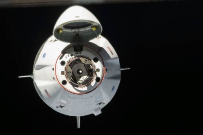 «А вас, Crew Dragon, я попрошу остаться»: космический корабль от SpaceX задерживается на орбите