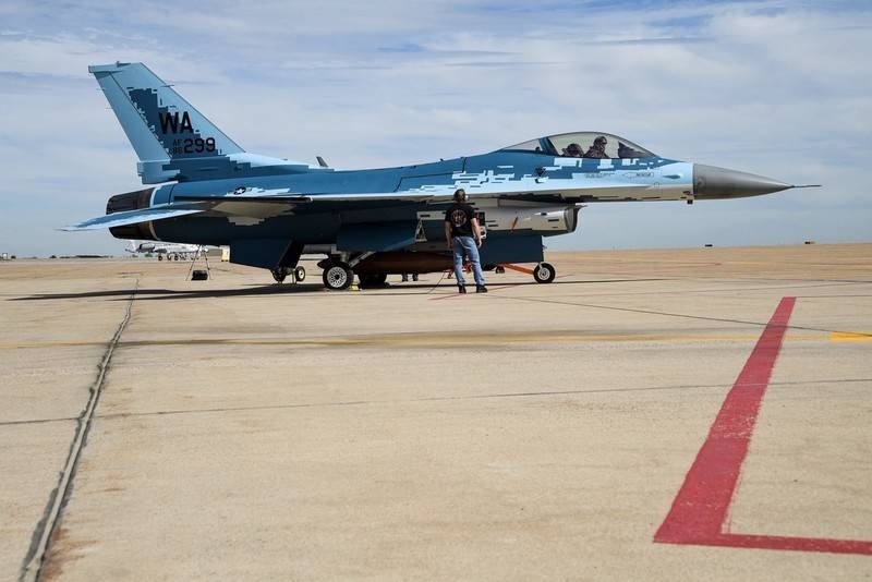 18 дней работы: еще один F-16 эскадрильи «агрессоров» перекрасили под Су-57
