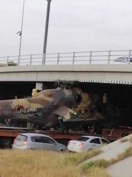 Вертолёт Ми-35 застрял под мостом при попытке транспортировки силами ПНС в Ливии