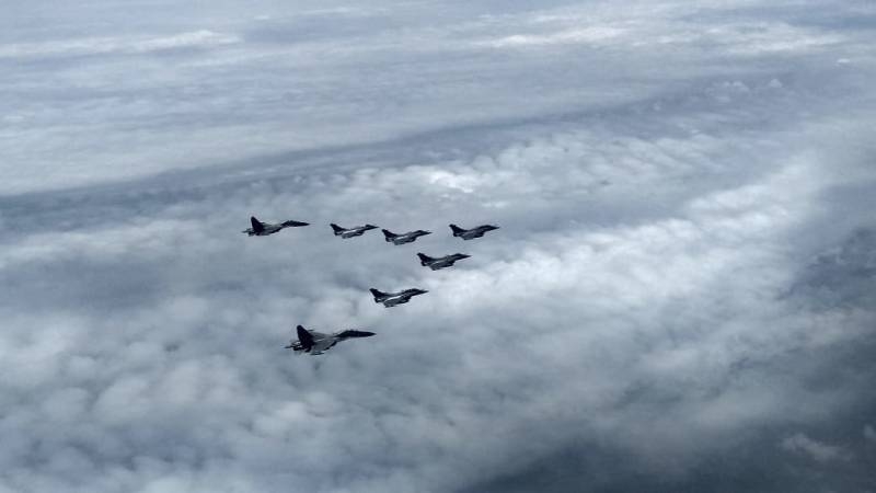 До приземления на авиабазе в Индии самолёты Rafale сопровождались истребителями Су-30МКИ