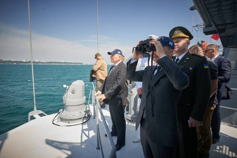 В Одессе прошёл военно-морской парад в честь дня ВМС Украины