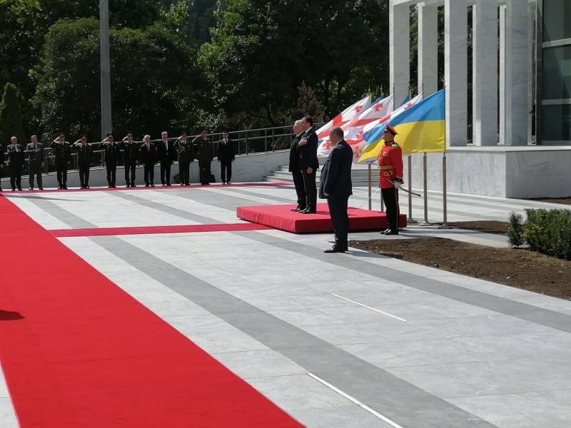 Министры обороны Грузии и Украины пообщались через переводчика: грузинское военное ведомство показало ролик