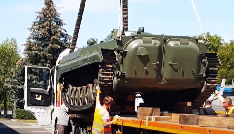 Украине приходится самой вывозить из Польши законтрактованные БМП-1: на помощь привлечены судебные приставы