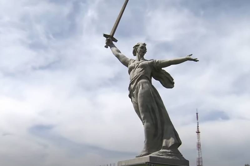 В РВИО возмущены заявлением дизайнера о монументе «Родина-мать» как об «уродском произведении»