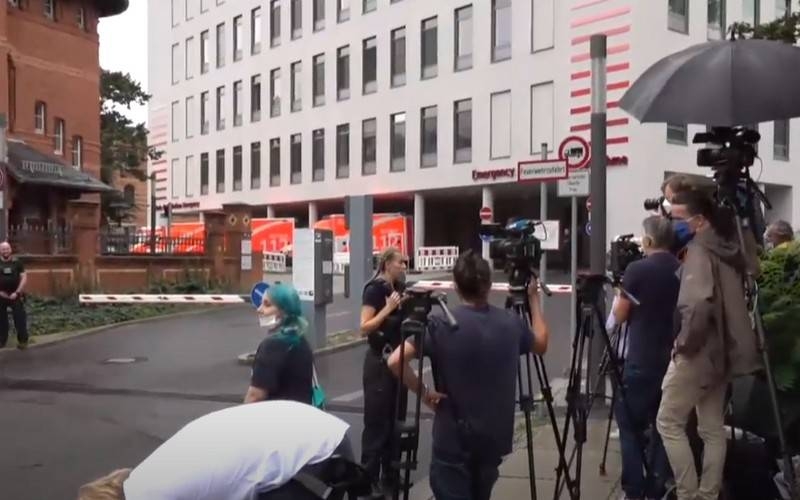 &laquo;Как высокопоставленного политика&raquo;: Навального доставили в берлинскую клинику