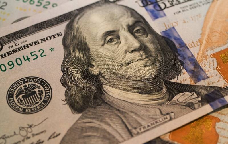 С «крахом доллара» снова придётся подождать: рубль падает на фоне роста цен на нефть