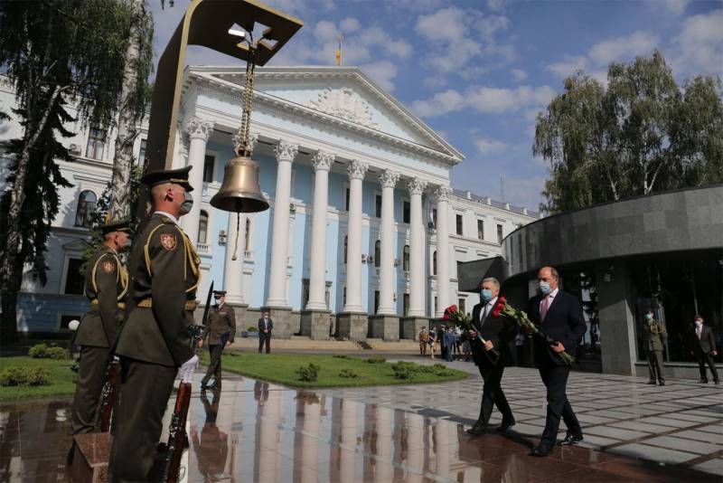 Отправился возлагать цветы не героям Великой Отечественной, а участникам «АТО»: о визите британского министра в Киев