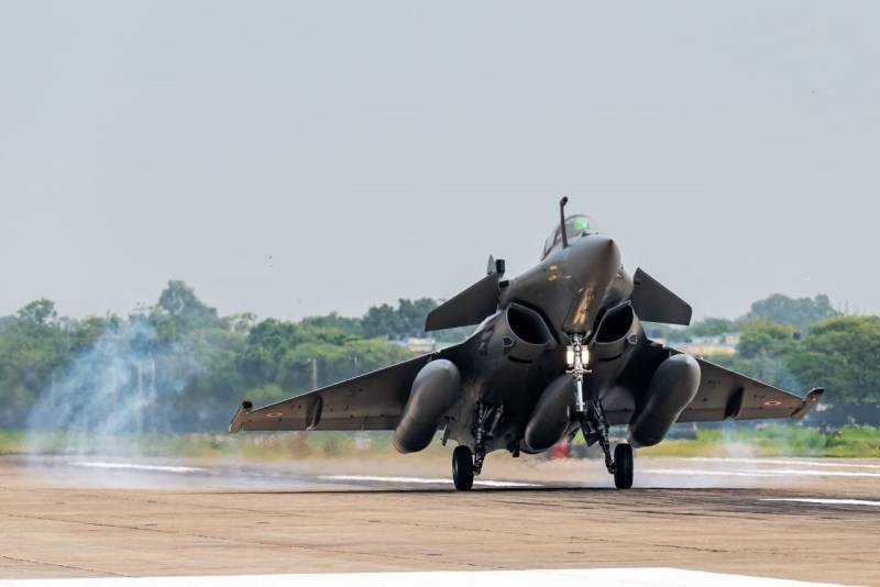 Пресса Китая: Истребители Rafale превосходят Су-30МКИ, но им будет очень трудно противостоять J-20