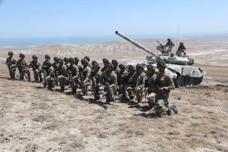 Т-90 с турецким флагом: военные в Азербайджане позируют на фоне российских танков