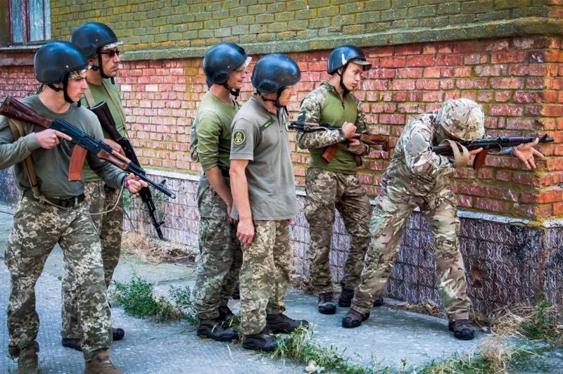 «Выглядят как пионеры из советской «Зарницы»: на Украине комментируют тренировки курсантов-морпехов