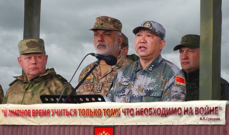 «Китайским военным потребовалось всего 2 часа, чтобы освоить вождение наших боевых машин» - подполковник ВС РФ на учениях
