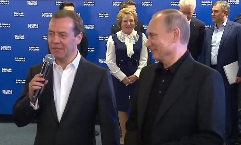 Владими Путин наградил Дмитрия Медведева орденом «За заслуги перед Отечеством»