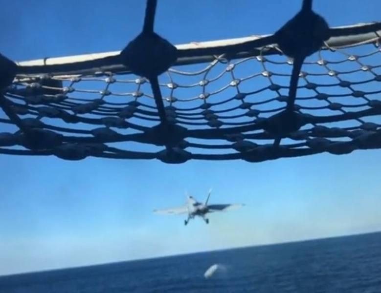 Американский истребитель F/A-18E «потерял» при взлёте топливный бак