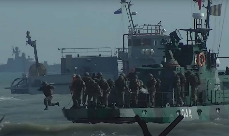 «Такое невозможно при реальном бое»: в Польше оценили десантирование БТР с морского транспорта