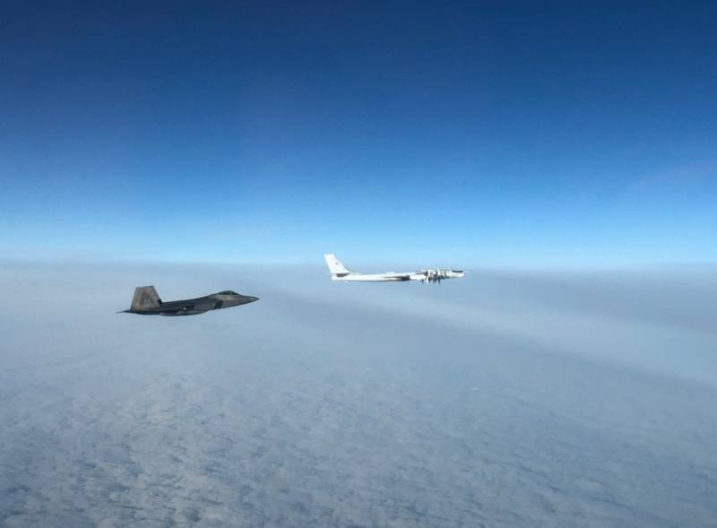 F-22 против «Медведей»: Истребители 5-го поколения поднимались на перехват Ту-95 ВКС РФ в районе Аляски