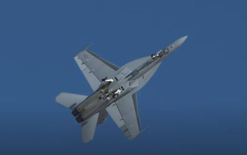 Истребитель F-18 Super Hornet ВМС США упал в Калифорнии